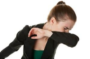 La forma de toser o estornudar es hacia la parte interna del brazo.